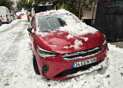 >Sultangazi'de çatıdan düşen kar kütlesi park halindeki otomobile zarar verdi
