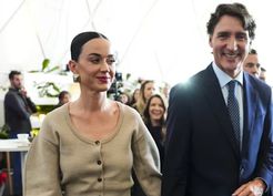 >Katy Perry ve Justin Trudeau Davos'ta el ele