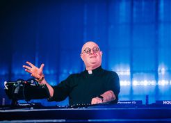 >Portekizli rahipten DJ'liğe sıra dışı geçiş: Sosyal medyanın yeni ikonu