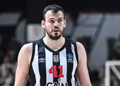 >Smaç bastı, hırsıyla potayı kırdı! Kafasına tam 6 dikiş atılmasına rağmen maça çıkıp yıldızlaştı