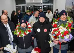 >Avusturya'da madalya kazanan otizmli ikiz kayakçılar, Erzurum'da çiçeklerle karşılandı