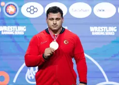 >Milli güreşçi Rıza Kayaalp, mindere altın madalyayla döndü