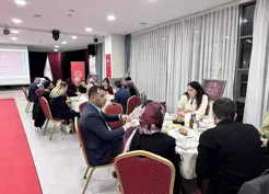 >Konya'da devlet desteğiyle evlenen gençler akşam yemeğinde buluştu