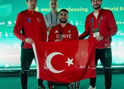 >Milli para eskrimci Hakan Akkaya, Dünya Kupası'nda gümüş madalya aldı