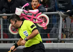 >Amatör maçta büyük skandal! Hakeme bisiklet attıp bayılttılar