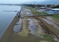 >Fabrikaların tonlarca su çektiği İznik Gölü 200 metre çekildi