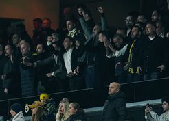 >Sadettin Saran son dakikada gelen gol sonrası sevinçten çılgına döndü