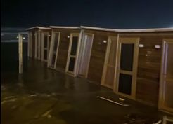 >Samandağ'da Fırtına ve Yükselen Dalgalar Sahil Yoluna Ulaştı