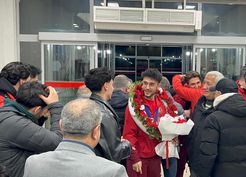 >Milli sporcu Furkan Akar çiçeklerle karşılandı
