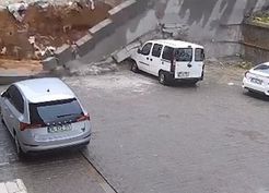 >Şanlıurfa'da sağanak nedeniyle cadde ve sokaklar göle döndü