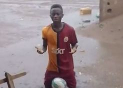 >Galatasaray'a transfer olmak için bakın ne yapıyor