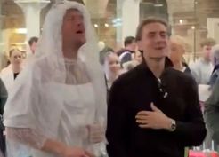 >Gelinlik giyip şarkı söyledi, tepki gelince kendini bakın nasıl savundu