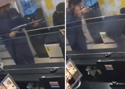 >Silahıyla oynayan güvenlik görevlisi müşteriyi vurdu