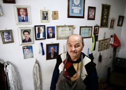 >Ayakkabı tamircisi vefat eden dostlarının hatırasını fotoğraflarda yaşatıyor