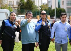 >Otizmli çocuklar üstü açık otobüsle Adana'yı gezdi
