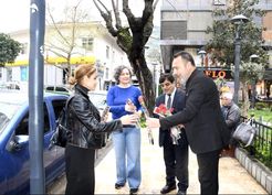 >Ağrılılardan Manisa sokaklarında 404 karanfille kutlama