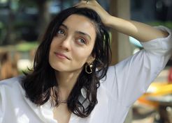 >Merve Dizdar mutluluğunu paylaştı! Eşiyle romantik kare