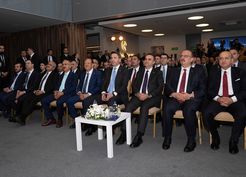 >Bakan Bayraktar, güneş enerjisinin yıl sonunda elektrik kurulu gücünde zirveye çıkacağını bildirdi Açıklaması