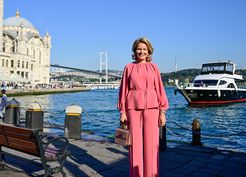 >Belçika Kraliçesi Mathilde ve beraberindeki heyet Ortaköy'ü gezdi