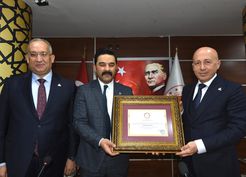 >Doğu Anadolu İhracatçılar Birliği Başkanı Ömer Madırlı mazbatasını aldı