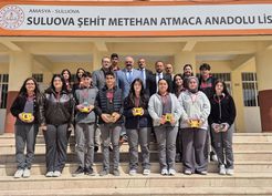 >Eski milli güreşçi Mahmut Demir başarılı öğrencileri ödüllendirdi