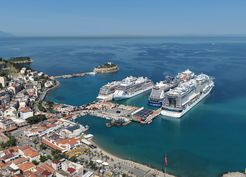 >Kuşadası'na 4 kruvaziyerle 10 bin 800 turist geldi