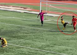 >Amatör maçta rakibine defalarca tekme atan futbolcu tutuklandı