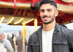 >Yakışıklı mısırcı Alper Temel kimdir, ne kadar kazanıyor? Alper Temel kaç yaşında, nereli?