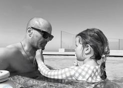 >İngiliz oyuncu Jason Statham'dan sonsuzluk havuzunda poz