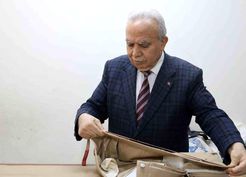 >Terziliğe başladığı dükkanda emekli oldu