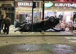 >Kontrolden çıkan otomobil 2 iş yerine çarparak devrildi