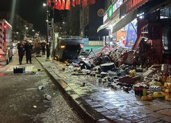 >Otomobil iş yerlerine çarpıp, devrildi
