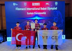 >Fibonacci Uluslararası Robot Olimpiyatları'nda ilk 3'e girmek için mücadele ettiler