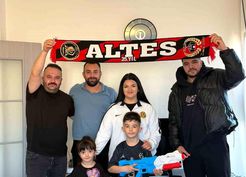 >Kumbarasındaki parayı Eskişehirspor'a bağışlayan Hüseyin Buğra'ya sürpriz hediye