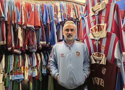 >Trabzonspor tutkusuyla evinde formalarından müze yaptı / Video eklendi