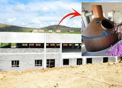 >Ünlü sanatçı, arabalarını ve evlerini satıp 78 haneli köyüne yatırdı