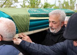 >Oyuncu Mehmet Aslantuğ, annesini son yolculuğuna uğurladı