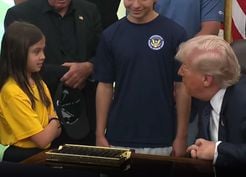 >Trump küçük kızın boyuyla dalga geçti: Bu boyla smaç atabiliyor musun?