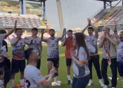 >Futbolcu Berkay Akçin Şampiyonluk Kutlamasında Evlenme Teklif Etti