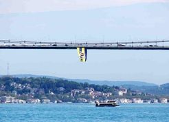 >Euroleague şampiyonu olan Fenerbahçe'nin bayrakları köprülere asıldı