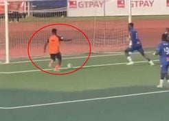 >Boş kaleye gol atamayınca dayak yedi