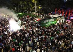 >Şehir yandı! Şampiyon olan takımlarını krallar gibi karşıladılar