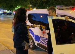 >Bursa'da ATM'de unutulan 10 bin TL'yi polise teslim etti