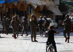 >İsrail askerleri, El Halil'deki baskında kapattıkları yoldan çocukların dahi geçişine izin vermedi