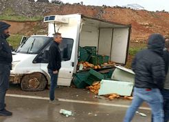 >Kaygan yolda kamyonetin lastiği patlayınca ekmekler yola savruldu