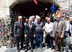 >KUTO Başkanı Akdoğan, Vali Varol'a Kuşadası'nda eşlik etti