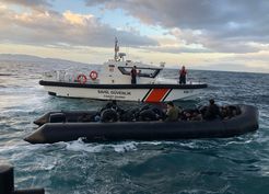 >İzmir'de 34 düzensiz göçmen kurtarıldı, 40 göçmen yakalandı