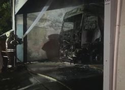 >Başakşehir'de park halindeki TIR'da çıkan yangın söndürüldü