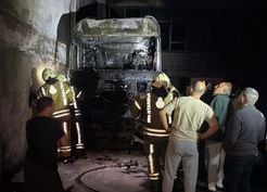 >Başakşehir'de tırda başlayıp iş yerine sıçrayan yangın hasara yol açtı