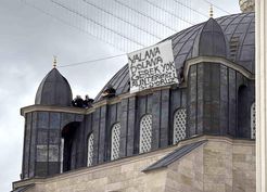 >Ücretleri ödenmeyince çalıştıkları cami inşaatının kubbesine çıktılar